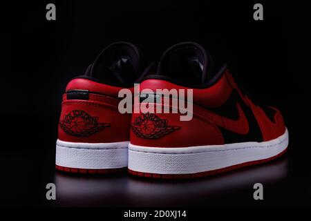 Nike Air Jordan 1 Retro Low Reverse Bred Colorway Sneaker Auf schwarzem Hintergrund illustrative Editorial Stockfoto