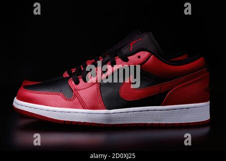 Nike Air Jordan 1 Retro Low Reverse Bred Colorway Sneaker Auf schwarzem Hintergrund illustrative Editorial Stockfoto