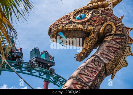 Abenteuerlustige genießen den Cobras Curse, eine vertikale Fahrt mit dem Spinning-Car-Achterbahn in Busch Gardens Tampa Bay in Tampa, Florida. (USA) Stockfoto