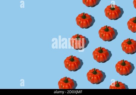 Konzeptionelles halloween Muster mit dekorativem Kürbis auf blauem Hintergrund mit Platz für Inschrift. Stockfoto