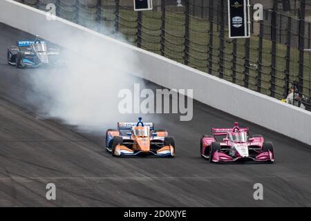 Indianapolis, Usa. Oktober 2020. Scott Dixon (links) bremst beim Harvest Grand Prix 2 2020 auf dem Indianapolis Motor Speedway am Samstag, 3. Oktober 2020, in Indianapolis, Indiana, hart an Marco Andretti vorbei. Foto von Edwin Locke/UPI Kredit: UPI/Alamy Live Nachrichten Stockfoto