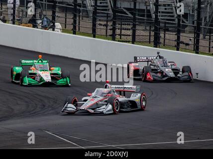 Indianapolis, Usa. Oktober 2020. Will Power führt den Vizemeister Colton Herta (grünes Auto) an, als sie Conor Daly beim Harvest Grand Prix 2 2020 auf dem Indianapolis Motor Speedway am Samstag, 3. Oktober 2020, in Indianapolis, Indiana, umrunden. Foto von Edwin Locke/UPI Kredit: UPI/Alamy Live Nachrichten Stockfoto