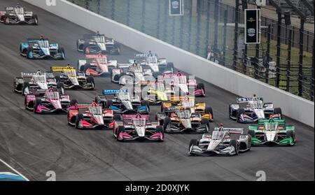 Indianapolis, Usa. Oktober 2020. Will Power führt das Feld zu Beginn des Harvest Grand Prix 2 2020 auf dem Indianapolis Motor Speedway am Samstag, den 3. Oktober 2020 in Indianapolis, Indiana, in die erste Runde. Foto von Edwin Locke/UPI Kredit: UPI/Alamy Live Nachrichten Stockfoto