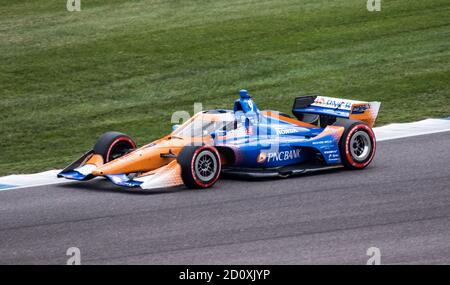 Indianapolis, Usa. Oktober 2020. Scott Dixon fährt durch Turn 2 auf seinem Weg zum 8. Platz beim Harvest Grand Prix 2 2020, auf dem Indianapolis Motor Speedway am Samstag, 3. Oktober 2020, in Indianapolis, Indiana. Foto von Edwin Locke/UPI Kredit: UPI/Alamy Live Nachrichten Stockfoto