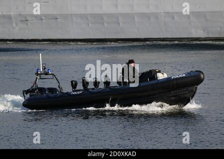 Ein Verteidigungsministerium der Polizei RIB begleitet die belgische Navy Fregatte BNS Leopold I (F930), als die Fregatte Greenock bei ihrer Ankunft für die Übung Joint Warrior 20 passiert. Stockfoto