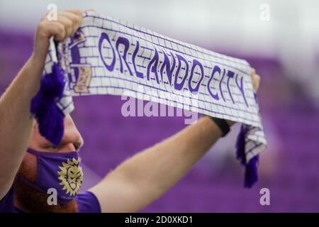 Orlando, Florida, USA. 3. Oktober 2020: Ein Fan zeigt Unterstützung für Orlando City während des Spiels Orlando City SC gegen New York Red Bulls im Exploria Stadium in Orlando, FL am 3. Oktober 2020. Quelle: Cory Knowlton/ZUMA Wire/Alamy Live News Stockfoto