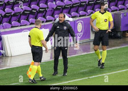 Orlando, Florida, USA. 3. Oktober 2020: Orlando City Trainer Oscar Pareja fordert einen Anruf während des Spiels Orlando City SC gegen New York Red Bulls im Exploria Stadium in Orlando, FL am 3. Oktober 2020. Quelle: Cory Knowlton/ZUMA Wire/Alamy Live News Stockfoto