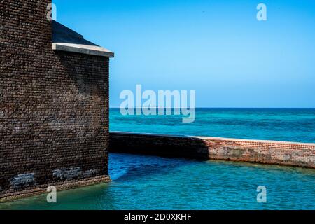 Fort Jefferson mit Loggerhead Leuchtturm in der Ferne Stockfoto