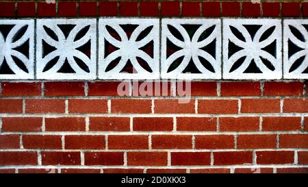 Rote Ziegelwand Mit Detaillierten Betonblöcken Mit Blumenmuster Stockfoto