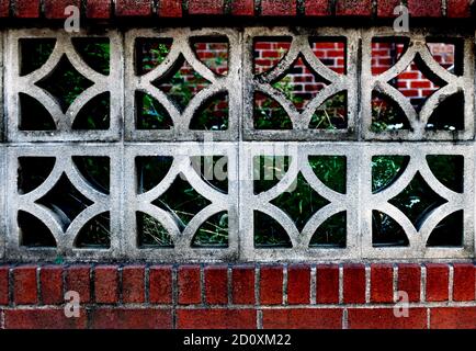 Rote Ziegelwand mit dekorativen Betondetails Stockfoto
