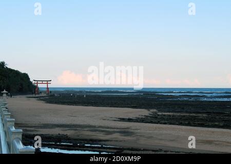 Auf dem Weg zur Aoshima Insel Miyazaki, verbunden durch Yayoi Brücke. Aufgenommen im August 2019. Stockfoto