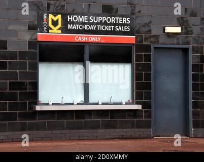 Spieltag Ticket Verkaufsstände außerhalb des Bodens sind leer und geschlossen abgebildet.EFL Sky Bet League ein Club MK Dons weiterhin Spiele hinter verschlossenen Türen während der Covid-19 Einschränkungen spielen. Die Marshall Arena des Clubs ist an einem Tag leer, an dem sie Ligaführer Ipswich Town spielen und wahrscheinlich ein volles Haus gehabt hätten. Viele Vereine außerhalb der englischen Premier League fürchten um ihre Zukunft ohne finanzielle Hilfe, ohne dass an Spieltagen Einnahmen einzahlen. Ergebnis des Spiels - MK Dons zog mit Ipswich Town 1-1 in der EFL Sky Bet League One. Stockfoto