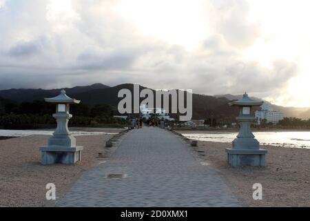 Auf dem Weg zur Aoshima Insel Miyazaki, verbunden durch Yayoi Brücke. Aufgenommen im August 2019. Stockfoto