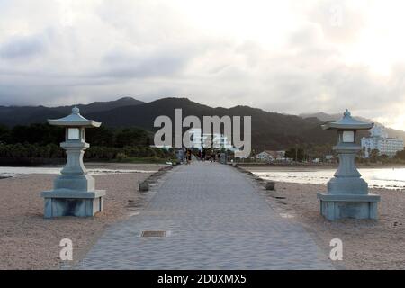 Auf dem Weg zur Aoshima Insel Miyazaki, verbunden durch Yayoi Brücke. Aufgenommen im August 2019. Stockfoto