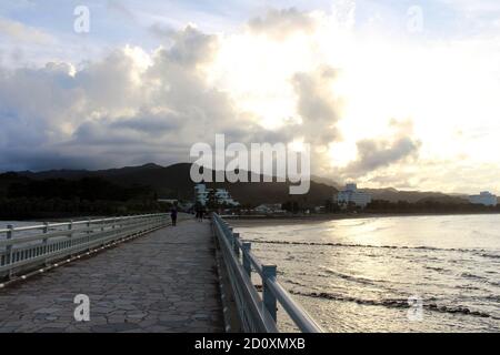 Auf dem Weg zur Aoshima Insel Miyazaki, verbunden durch Yayoi Brücke. Aufgenommen im August 2019. Stockfoto