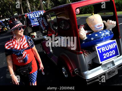 3. Oktober 2020 - The Villages, Florida, USA - Bewohner Schlange stehen, um an einer Golfkarren Parade zur Unterstützung der Wiederwahl von US-Präsident Donald Trump am 3. Oktober 2020 in den Dörfern, Florida, eine Ruhestandsgemeinde nördlich von Orlando teilzunehmen. Trump wurde gestern im Walter Reed Hospital eingeliefert, nachdem er COVID-19 in Auftrag gegeben hatte. (Paul Hennessy/Alamy Live News) Stockfoto