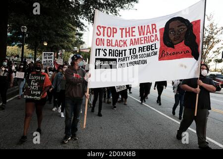 Atlanta, Georgia, USA. 3. Oktober 2020: Demonstranten halten ein Schild mit einer Zeichnung von Breonna Taylor, der 26-jährigen schwarzen medizinischen Mitarbeiterin aus Louisville, die von der Polizei getötet wurde Sie haben einen No-Knock-Haftbefehl ausgeführt. DAS SCHILD LAUTET: STOPPT DEN KRIEG GEGEN DAS SCHWARZE AMERIKA, ES IST RICHTIG, REBEL PARTEI FÜR SOZIALISMUS UND BEFREIUNG. Die Demonstranten nahmen an einem marsch gegen Polizeibrutalität in Atlanta Teil. Kredit: John Arthur Brown/ZUMA Wire/Alamy Live Nachrichten Stockfoto