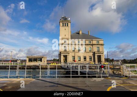 Die Soo Schleusen in Michigan. Die Schleusen sind einer der am stärksten frequentierten Schifffahrtswege der Welt und eine wichtige Komponente der nordamerikanischen Infrastruktur. Stockfoto