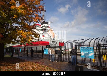 Sault Ste Marie, Michigan, USA - 30. August 2020: Seefrachter der Fuldaaborg segelt durch die Soo-Schleusen auf Touristen, die vom Ufer aus beobachten. Die Sperre Stockfoto