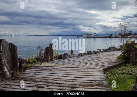 Stadtpromenade St. Ignace. Holzboardwalk entlang der Küste der Großen Seen am Lake Huron, im Dorf St. Ignace auf der oberen Halbinsel. Stockfoto