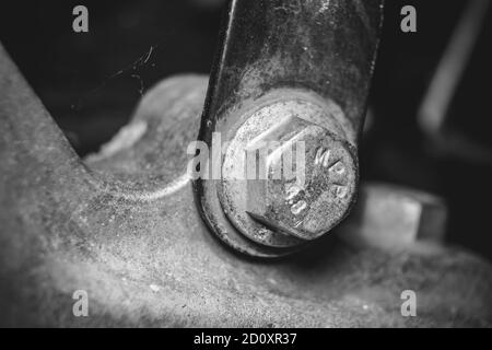 Nahaufnahme einer korrodierten Mutter und Schraube eines Fahrrads. Stockfoto