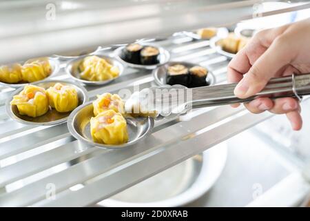 Chinesische Zubereitung von Gemüse Dim Sum (yumcha). Asiatische Küche chinesische traditionelle Küche. Stockfoto
