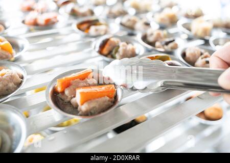 Chinesische Zubereitung von Gemüse Dim Sum (yumcha). Asiatische Küche chinesische traditionelle Küche. Stockfoto