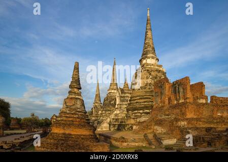 Die Ruinen des alten buddhistischen Tempels Wat Phra Sri Sanphet schließen an einem sonnigen Morgen aus der Nähe. Ayutthaya, Thailand Stockfoto