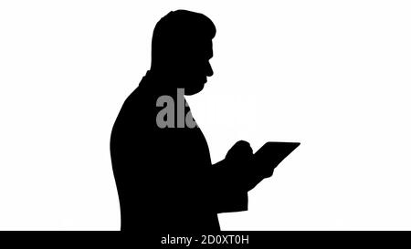 Silhouette Smart Senior Geschäftsmann mit einem Technologie-Tablet. Stockfoto