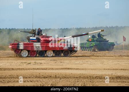 ALABINO, RUSSLAND - 25. AUGUST 2020: Tank Т-72B3 das russische Militär-Team nach dem Ende des Tank Biathlon Wettbewerb Stockfoto