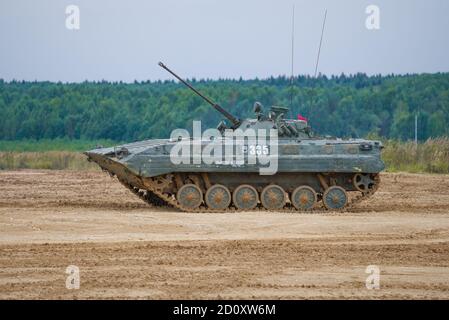 ALABINO, RUSSLAND - 27. AUGUST 2020: BMP-2, Infanterie-Kampffahrzeug auf dem Trainingsgelände. Fragment des Demonstrationsprogramms der Internationalen Stockfoto