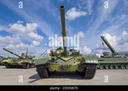 ALABINO, RUSSLAND - 25. AUGUST 2020: Die Export-Version des russischen Panzers Т-72М eine Nahaufnahme an einem sonnigen Tag. Ausstellung des internationalen Militärforums Stockfoto