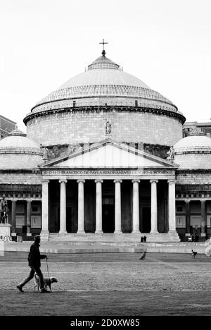 NEAPEL, ITALIEN - GENUARY 04, 2008: Bild Schwarz-Weiß-Menschen durchqueren den Plebiscito-Platz vor dem Pantheon in Neapel Wahrzeichen und Denkmalprüfung Stockfoto