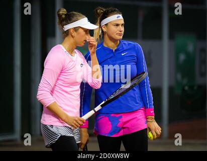 Aryna Sabalenka aus Weißrussland und Elise Mertens aus Belgien spielen Doppel beim Roland Garros 2020, Grand Slam Tennisturnier, am 3. Oktober 2020 bei Stockfoto