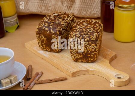 Grain Baked brean auf Holzbrett Stockfoto