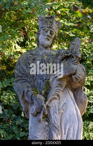 D-Borken, Naturpark hohe Mark Westmünsterland, Münsterland, Westfalen, Nordrhein-Westfalen, NRW, Statue des Heiligen Nepomuk auf der Papenstegge, Heiliger Johannes von Nepomuk, Priester in Böhmen, Märtyrer, schutzpatron der Brücken Stockfoto