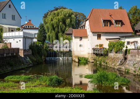 D-Borken, D-Borken-Gemen, Naturpark hohe Mark Westmünsterland, Münsterland, Westfalen, Nordrhein-Westfalen, NRW, Schlossmühle und Wohnhäuser am Ufer der Bocholter AA in der Freiheit Gemen, Wassermühle Stockfoto