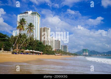 NHA TRANG, VIETNAM - 30. DEZEMBER 2015: Blick auf die Küste des modernen Nha Trang an einem sonnigen Tag Stockfoto