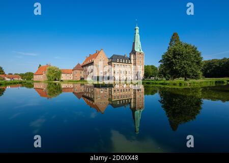 D-Raesfeld, Naturpark hohe Mark Westmünsterland, Münsterland, Niederrhein, Westfalen, Nordrhein-Westfalen, NRW, Schloss Raesfeld, Wasserschloss, Renaissance, Schlossgärten, Teich, Graben, Spiegelbild auf der Wasseroberfläche Stockfoto