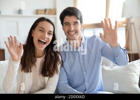 Lächelnd Millennial Familie Aufnahme vlog winken Hand an Abonnenten Stockfoto