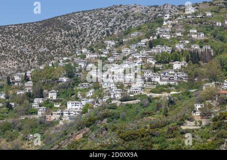 Blick auf das malerische Dorf Makrinitsa, Pelio, Griechenland. Stockfoto