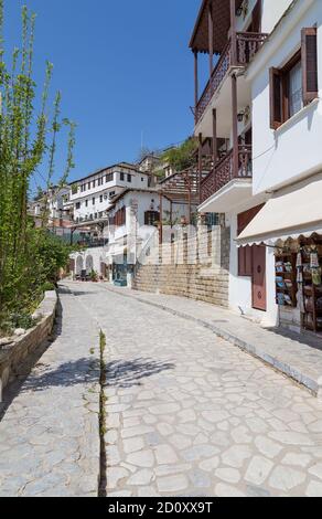 Gasse im malerischen Dorf Makrinitsa, Pelio, Griechenland. Stockfoto