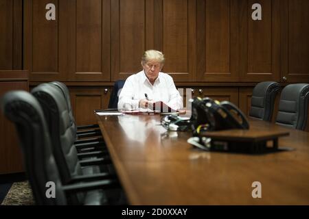 Bethesda, Vereinigte Staaten Von Amerika. Oktober 2020. Präsident Donald J. Trump arbeitet in seinem Konferenzraum im Walter Reed National Military Medical Center in Bethesda, MD. Samstag, 3. Oktober 2020, nach Tests positiv für COVID-19 Menschen: Präsident Donald Trump Kredit: Storms Media Group/Alamy Live News Stockfoto