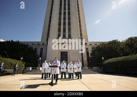 Bethesda, Vereinigte Staaten Von Amerika. Oktober 2020. Arzt des Präsidenten Dr. Sean Conley, zusammen mit einem Team von Ärzten und Klinikern, liefert ein Update über die Gesundheit von Präsident Donald J. Trump an die Mitglieder der Presse Samstag, 3. Oktober 2020, im Walter Reed National Military Medical Center in Bethesda, MD. Personen: Präsident Donald Trump Kredit: Storms Media Group/Alamy Live News Stockfoto