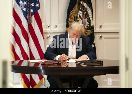 Bethesda, Vereinigte Staaten Von Amerika. Oktober 2020. Präsident Donald J. Trump arbeitet in der Präsidenten-Suite im Walter Reed National Military Medical Center in Bethesda, MD. Samstag, 3. Oktober 2020, nach Tests positiv für COVID-19. Personen: Präsident Donald Trump Kredit: Storms Media Group/Alamy Live News Stockfoto