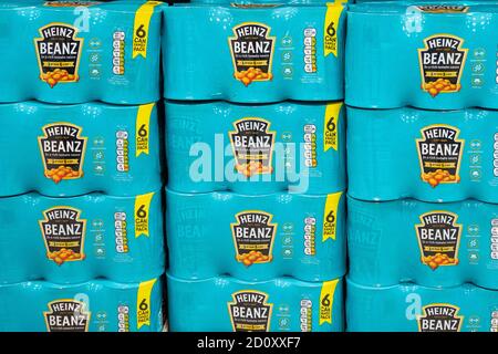 Packs von Heinz Baked Beans zum Verkauf in einem Supermarkt in Cardiff, Wales, Vereinigtes Königreich. Stockfoto