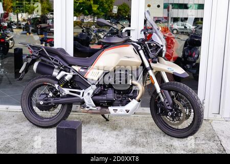 Bordeaux , Aquitaine / Frankreich - 09 25 2020 : Moto Guzzi v85 tt Motorradhändler Motorradverkäufer Fensterladen des italienischen Herstellers Stockfoto