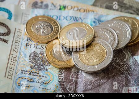 Polnische Zlotys. Banknoten und kleine Münzen Stockfoto