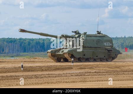 ALABINO, RUSSLAND - 25. JUNI 2020: Selbstfahrende Artilleriehalterung 2S19М Msta-S auf dem Trainingsgelände. 'Army-2020' Internationales Militärforum Stockfoto