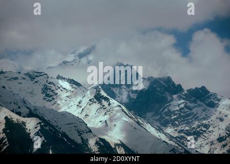 Landschaftsaufnahme des Kinnaur Kailash Berggipfels in Himachal Pradesh, Indien Stockfoto